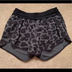 Lululemon Tracker Short V 4” Size 6